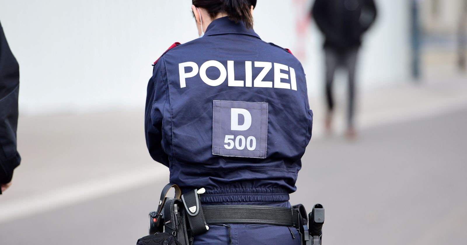 Eine Polizistin von hinten.