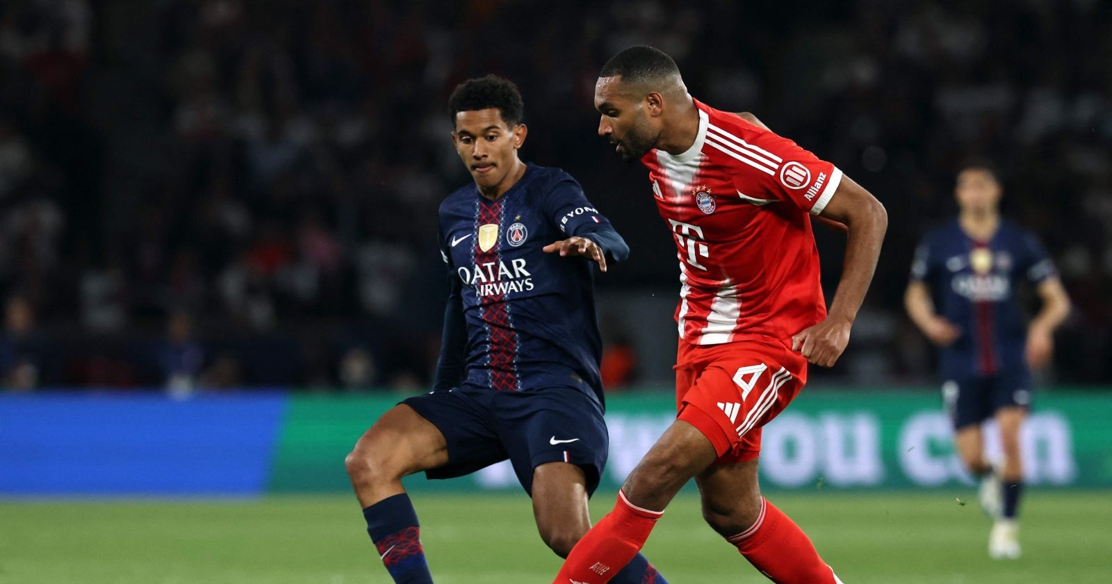 Senny Mayulu (PSG) und Jonatan Tah (Bayern München) in einem Zweikampf im Halbfinalspiel der UEFA-Champions-League am 29.04.2026