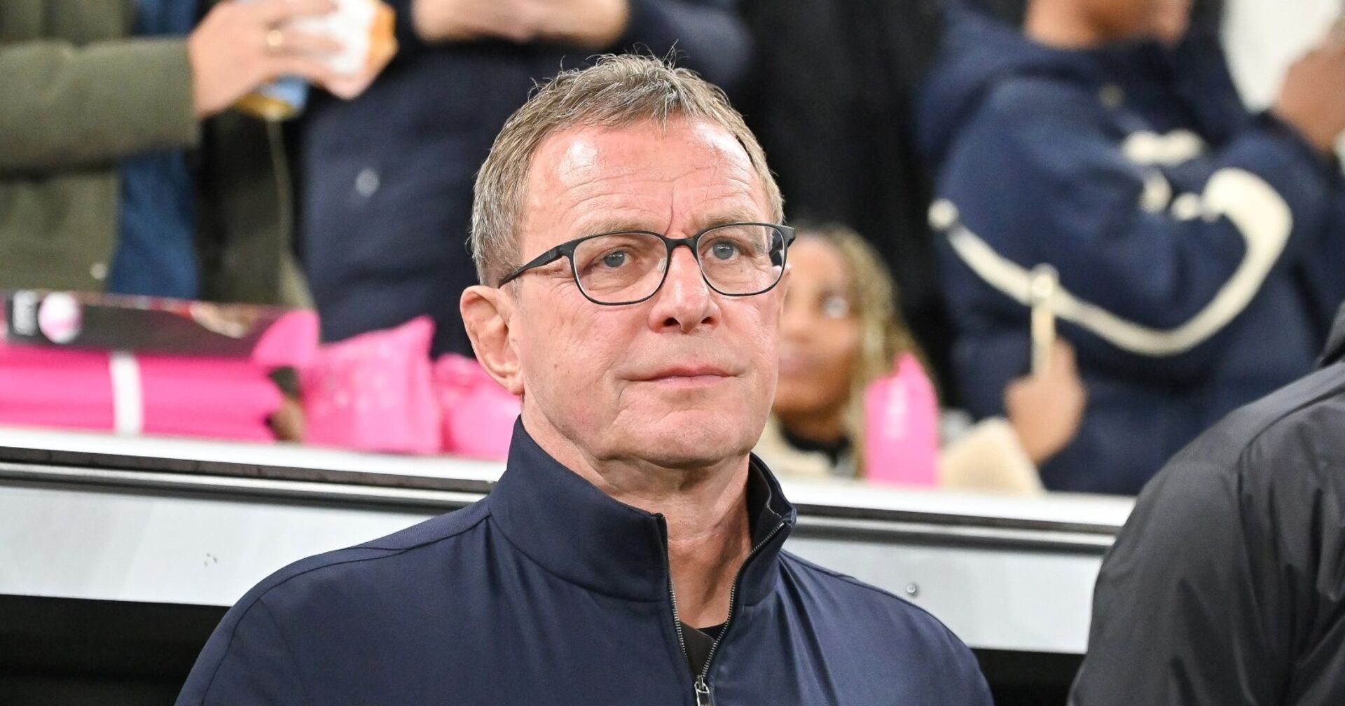 Ralf Rangnick steht an einem Spielfeldrand, während eines Spiels des ÖFB