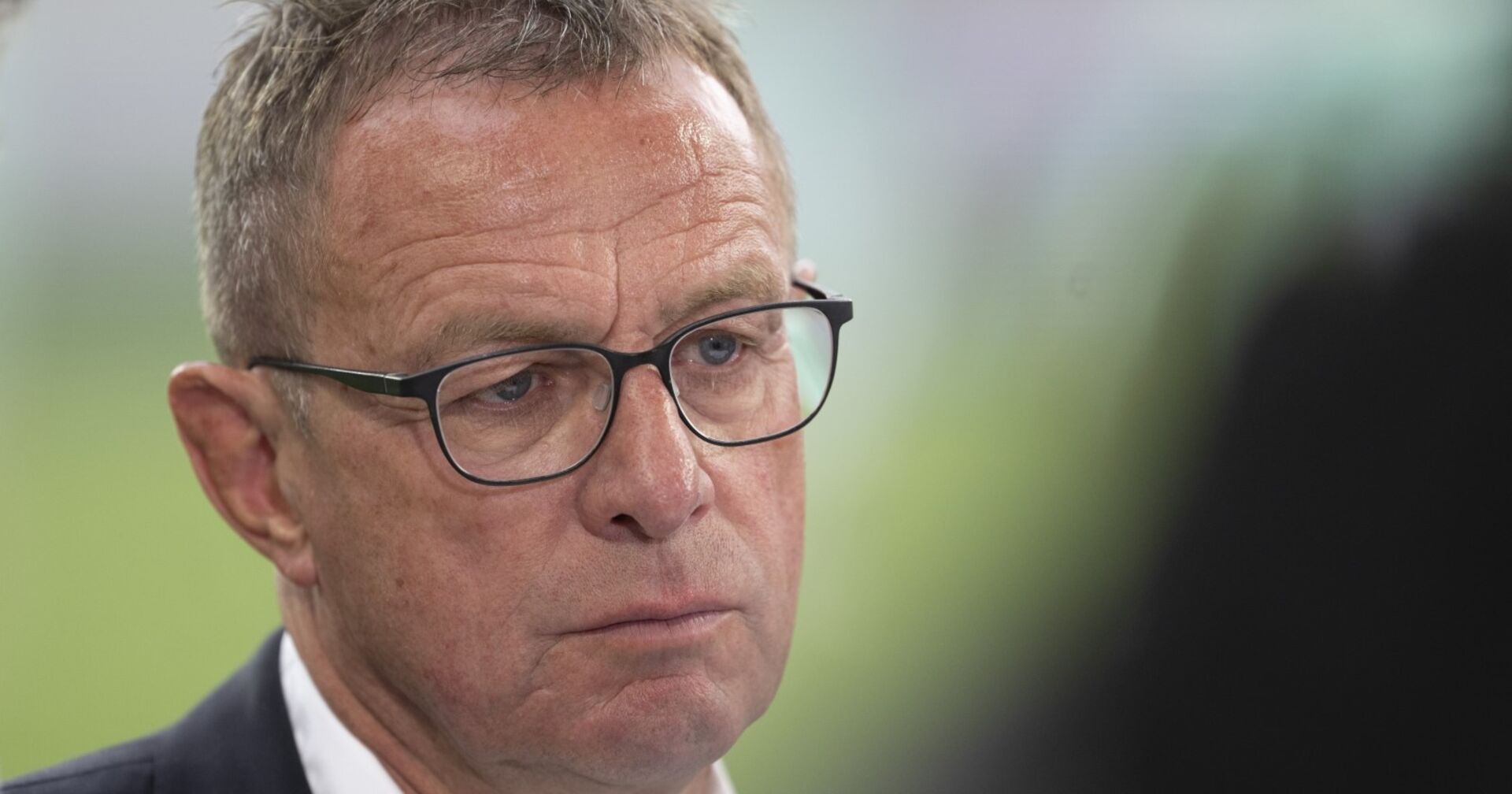 ÖFB-Teamchef Ralf Rangnick bei einem Interview am Spielfeldrand.