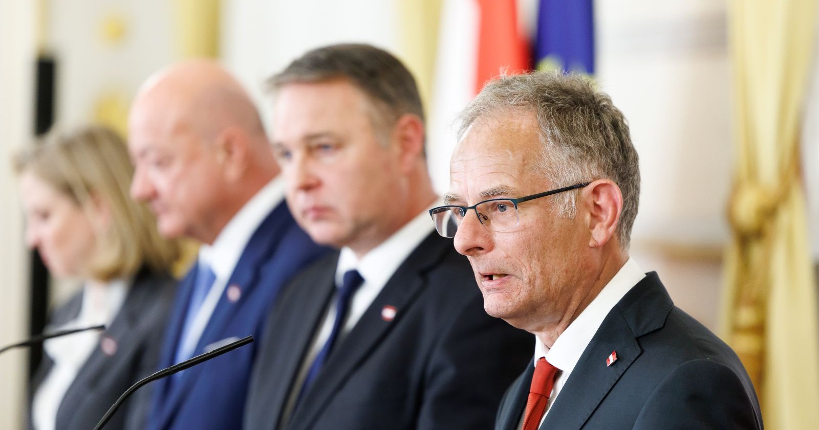 Mitglieder der österreichischen Bundesregierung bei einer Pressekonferenz zur Einigung auf das Doppelbudget 2027 und 2028