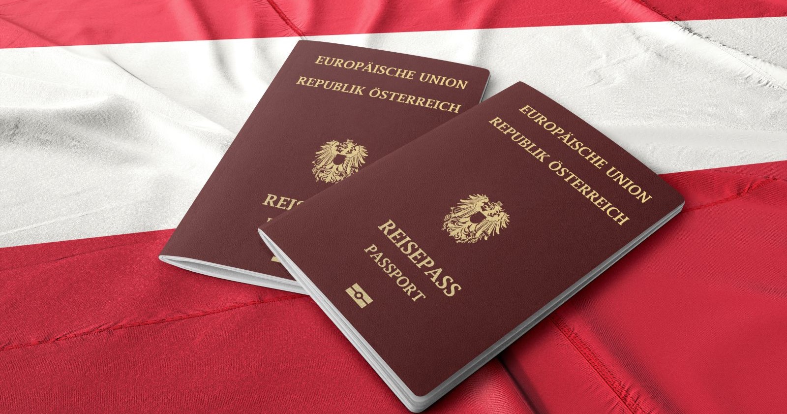 Zwei österreichische Reisepässe liegen auf einer rot-weiß-roten Flagge und symbolisieren die geplante Digitalisierung von Ausweisen durch die EUDI-Wallet.