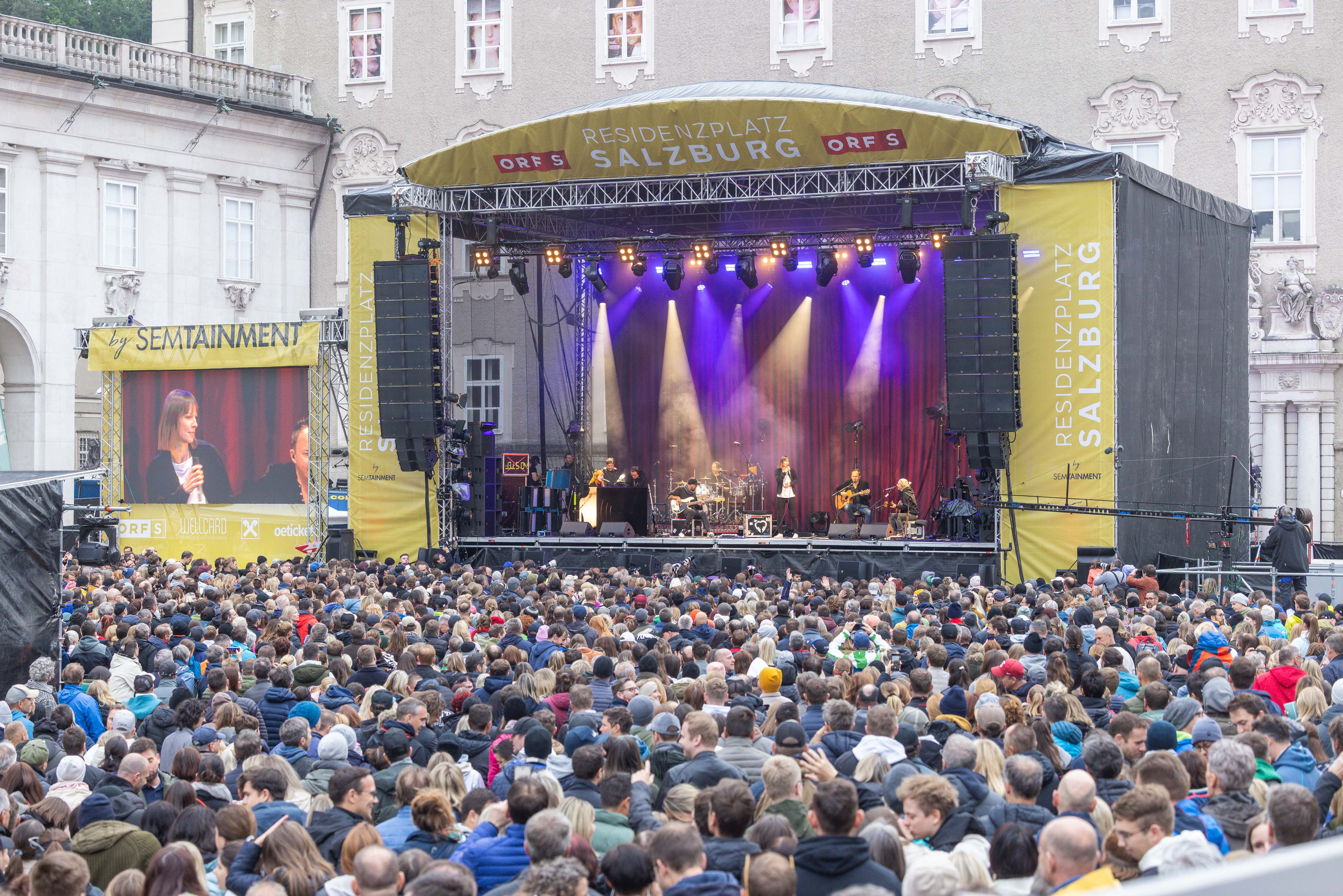 Bühne auf dem Residenzplatz und viele Leute davor.