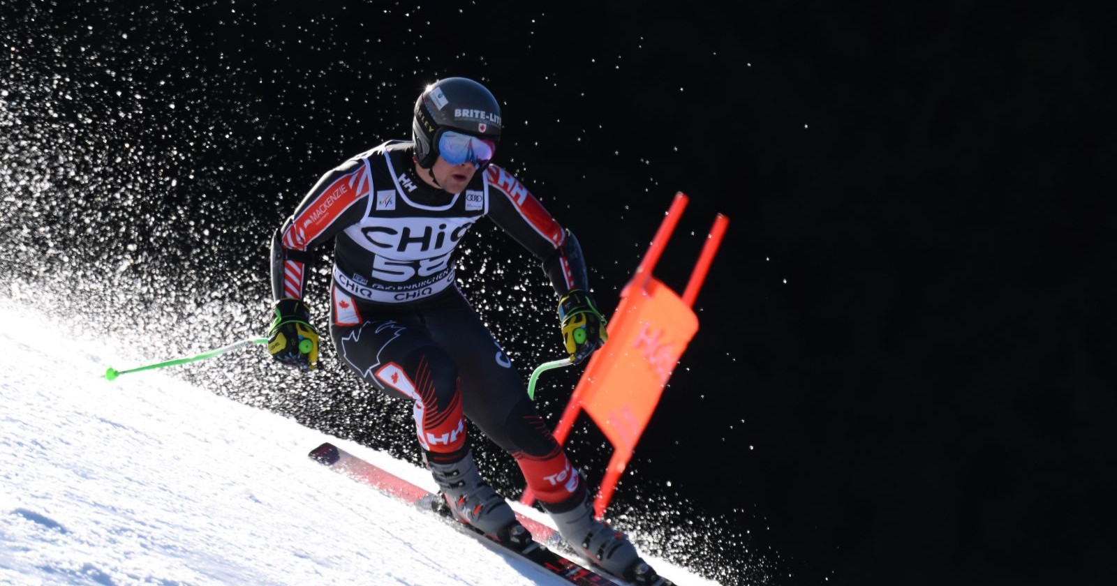 Riley Seger fährt im Super-G mit hoher Geschwindigkeit durch ein Tor und wirbelt Schnee auf - jetzt gibt er seinen Rücktritt bekannt.