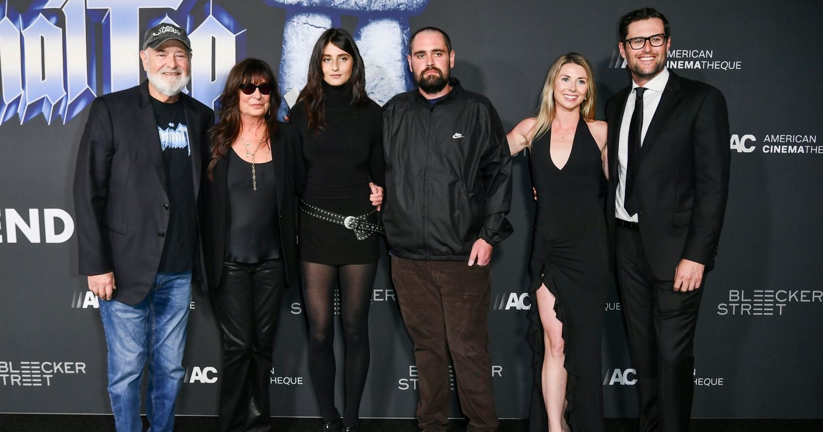 Mehrere Menschen posieren für die Kamera