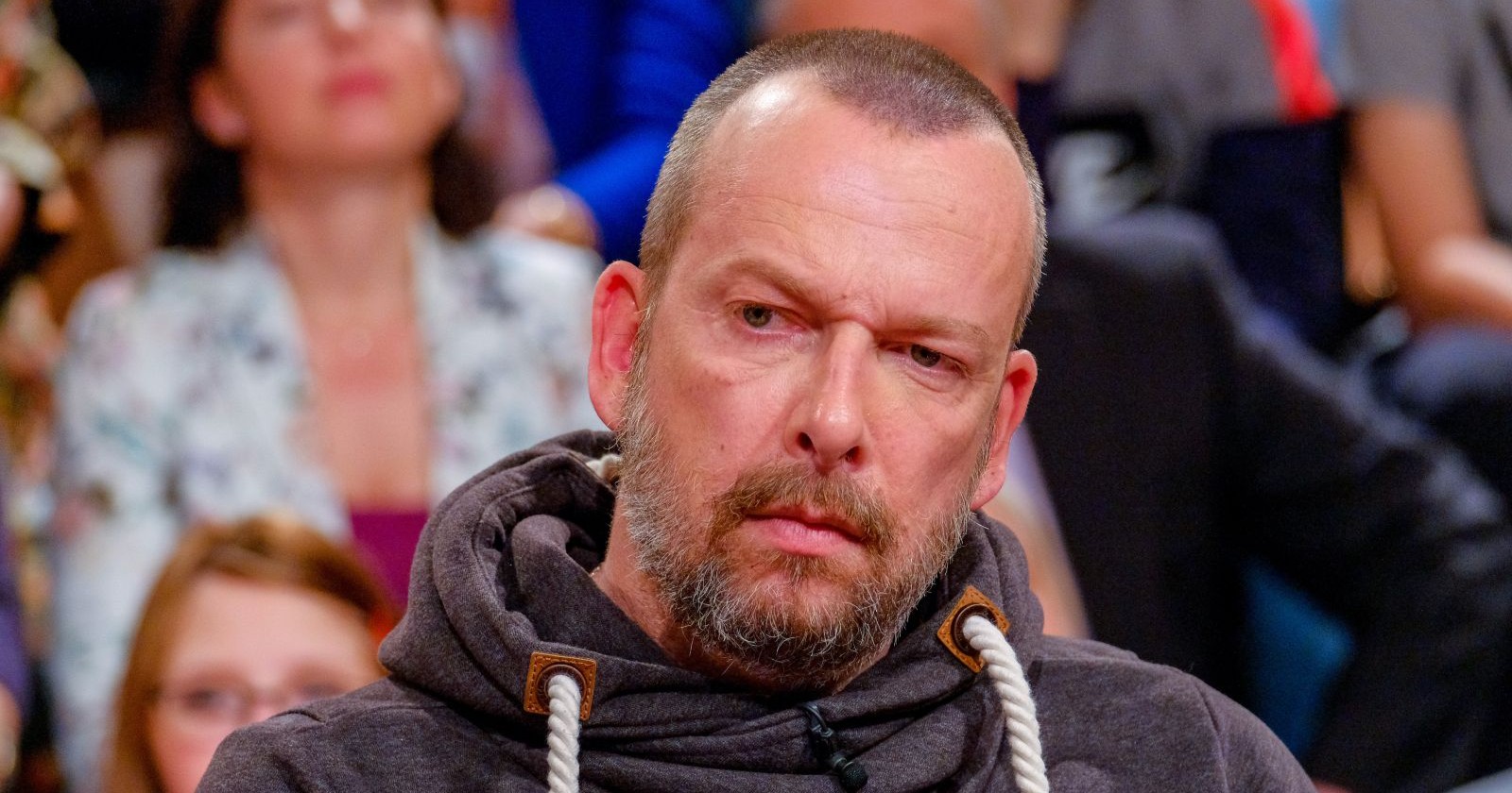 Robert Kratky mit ernstem Blick im TV-Studio nach Moderations-Aus und klarer Instagram-Ansage „Ich bin kein Moderator mehr“