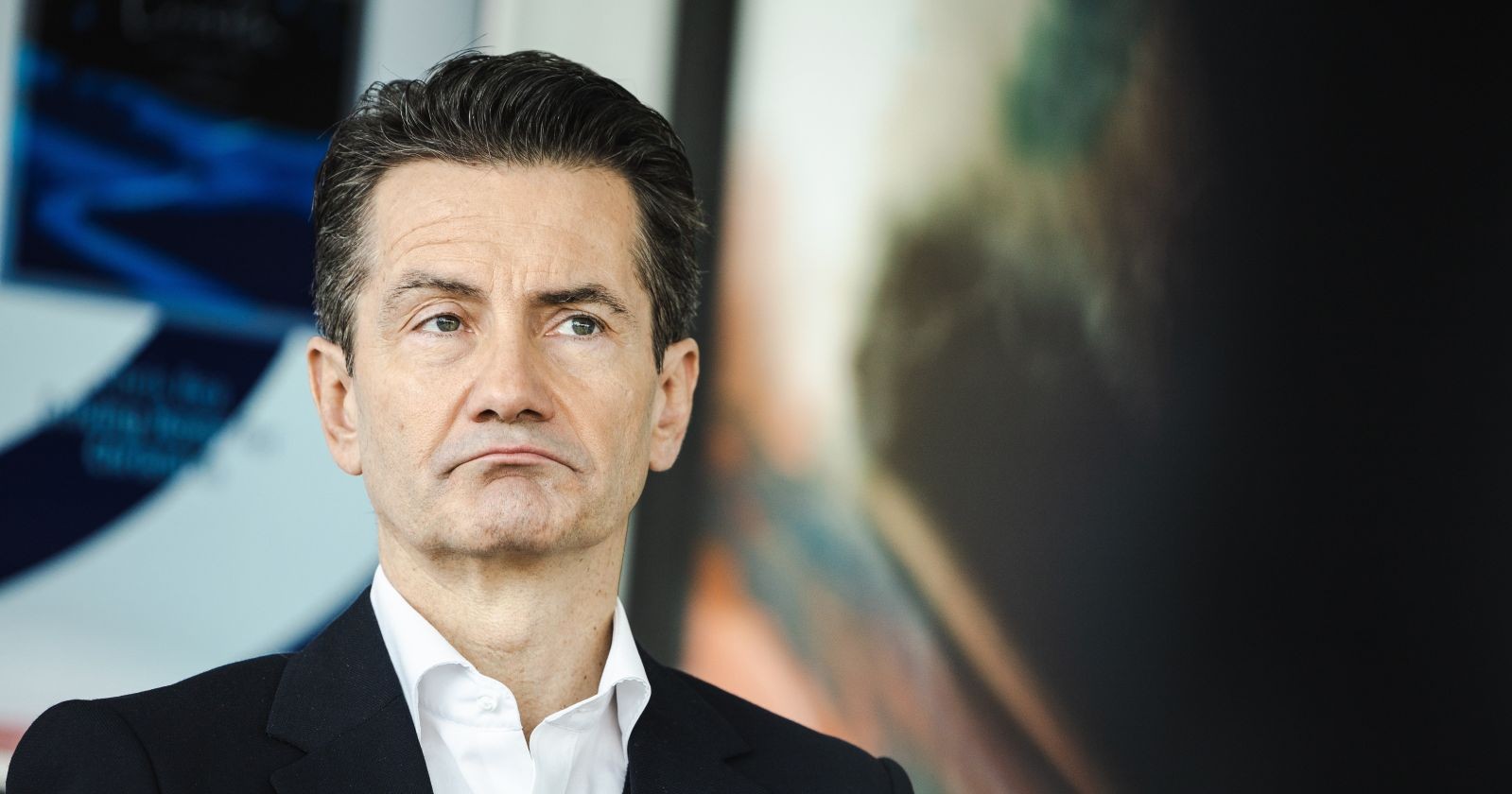 Roland Weißmann blickt ernst zur Seite während er nach seinem Rücktritt und Kündigung rechtlich gegen den ORF vorgeht und eine Millionenforderung stellt