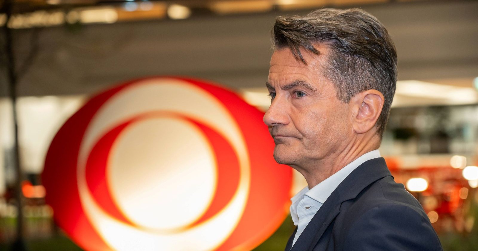 Roland Weißmann vor ORF-Logo im Hintergrund während laufender Affäre