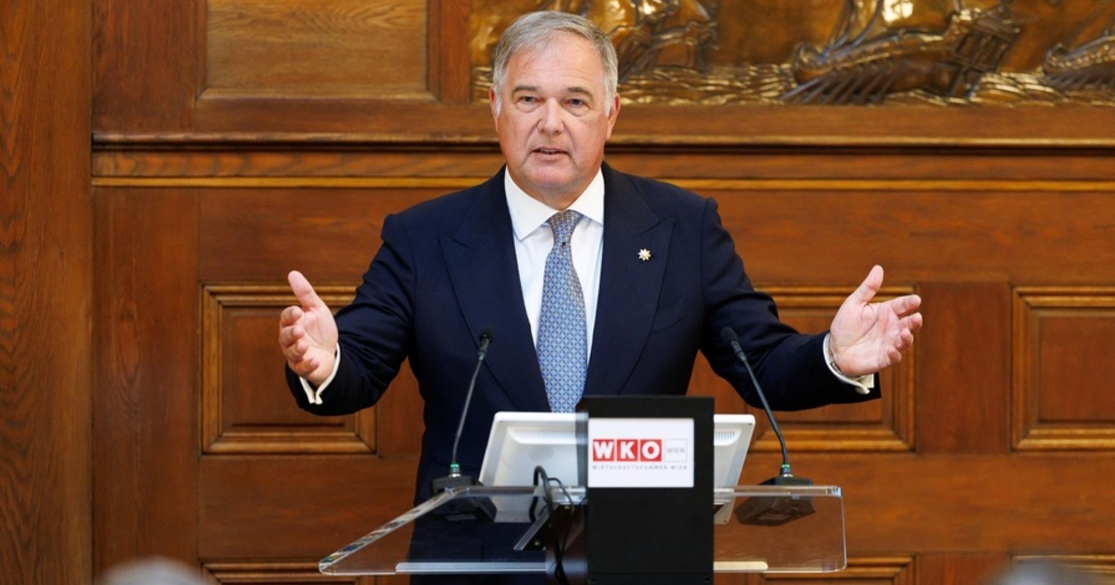 Ruck hinter Rednerpult