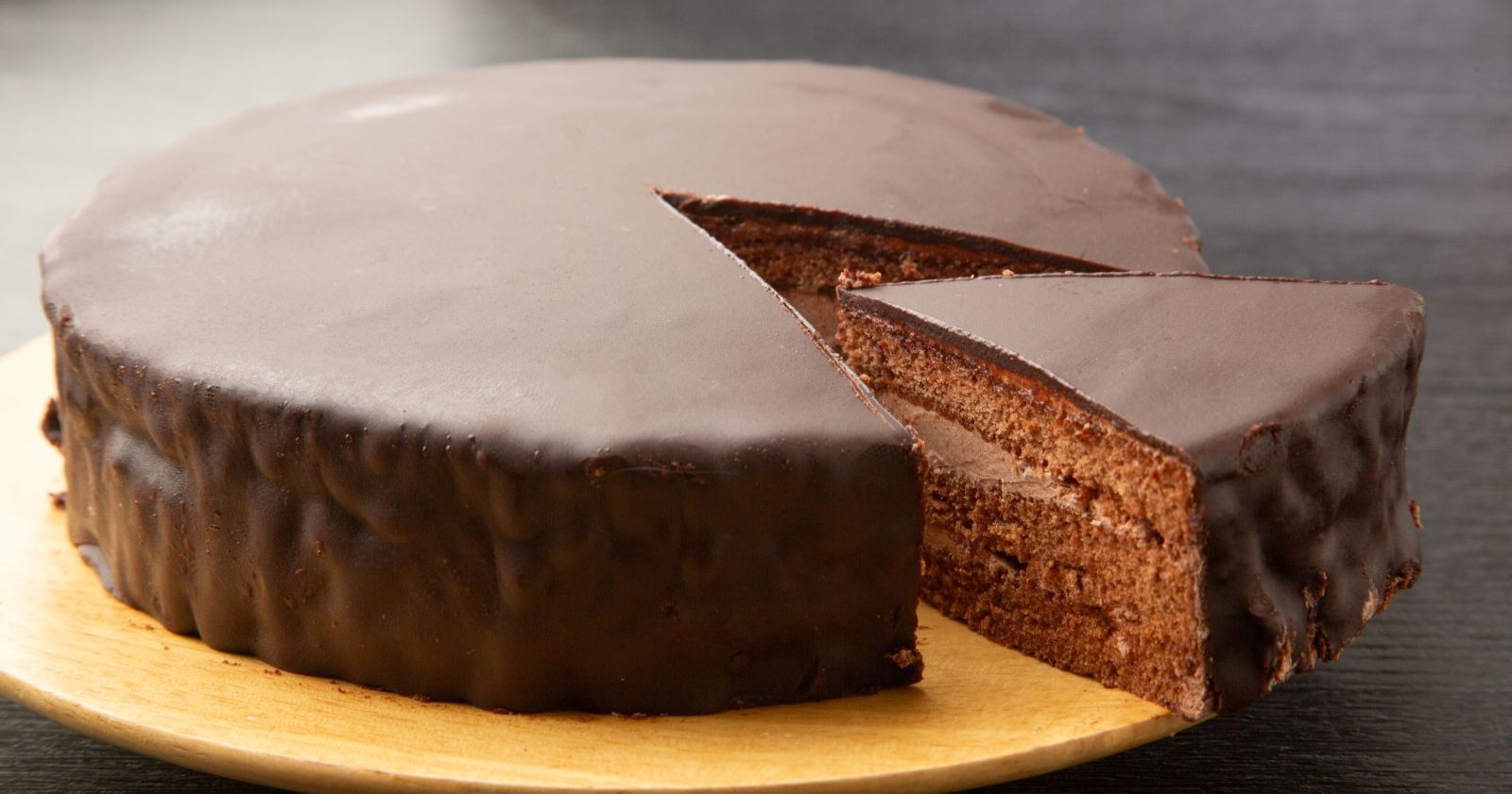 Angeschnittene Sachertorte auf einem Tablett