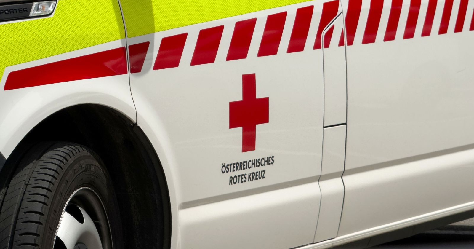 Außenansicht eines Rettungswagens des österreichischen Roten Kreuzes, die in Salzburg-Itzling bei einem Unfalleinsatz tätig sind