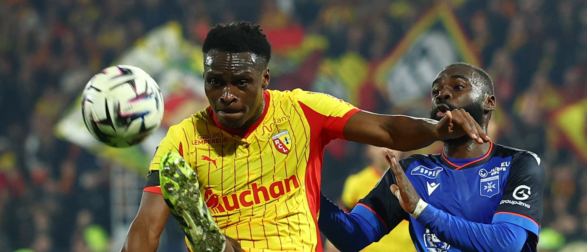 Samson Baidoo im Zweikampf während eines Spiels für RC Lens