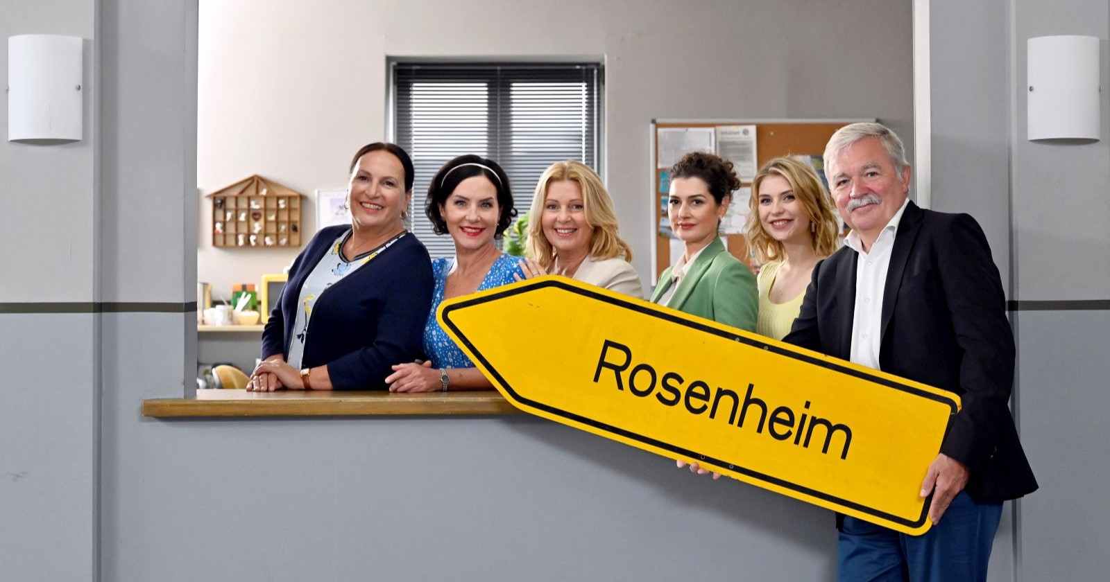 Sarah Thonig mit Ensemble der Rosenheim-Cops am Empfang mit Rosenheim-Schild