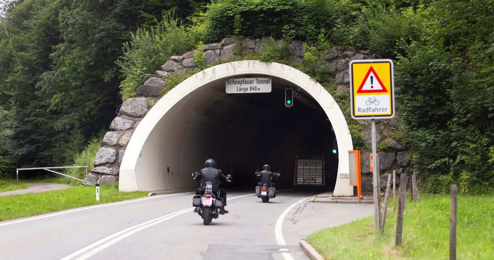 Motorrad fährt gerade in einen Tunnel ein