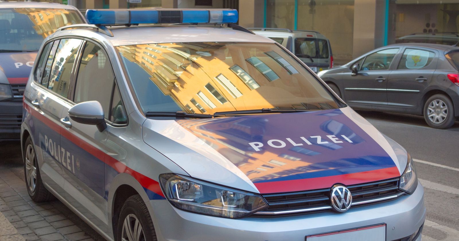 Polizeiauto in Leibnitz nach Schüssen aus fahrendem Auto – Täter von Polizei ausgeforscht