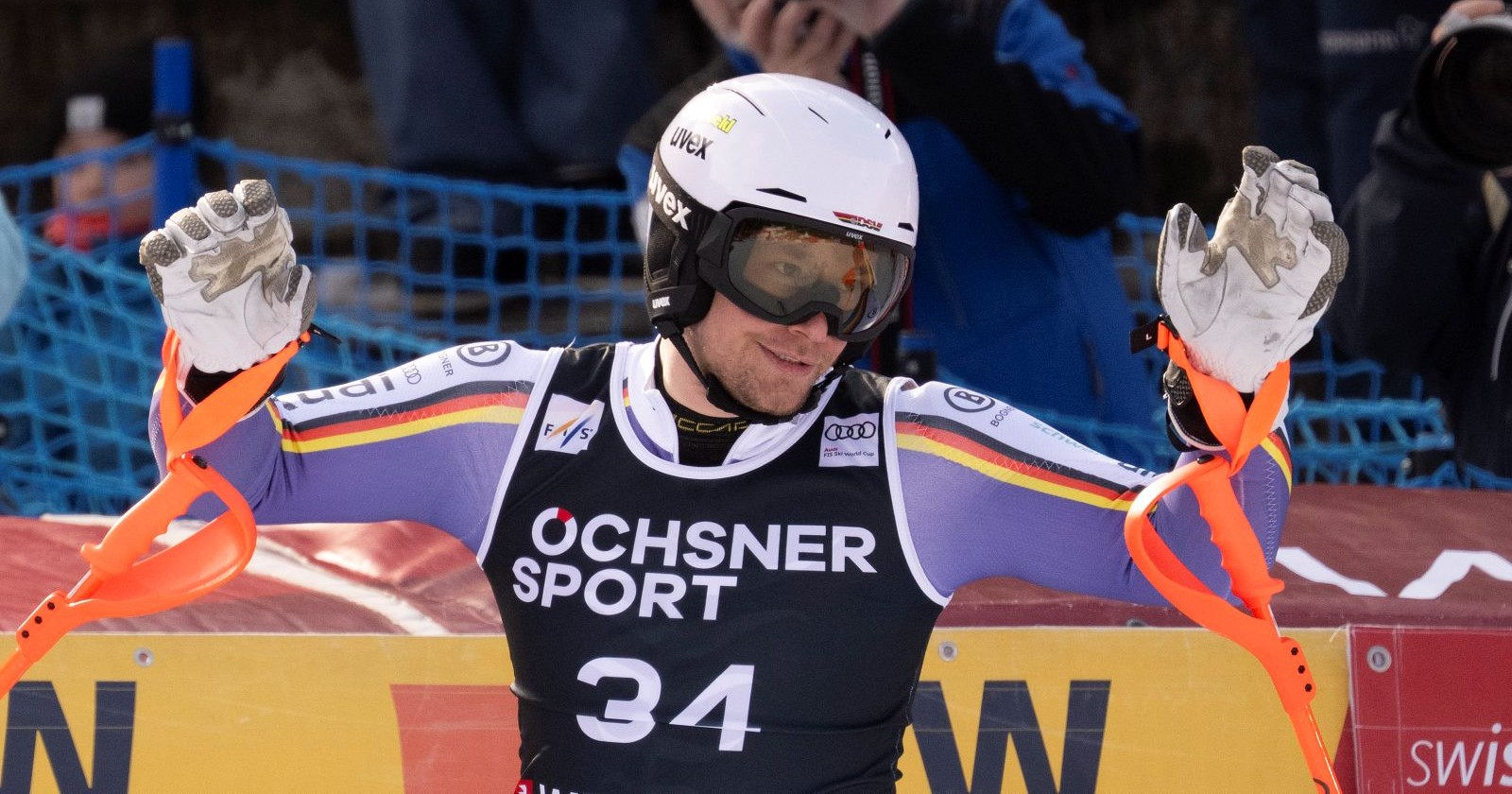 Sebastian Holzmann im Zielraum des Slalom-Rennens in Wengen (SUI)