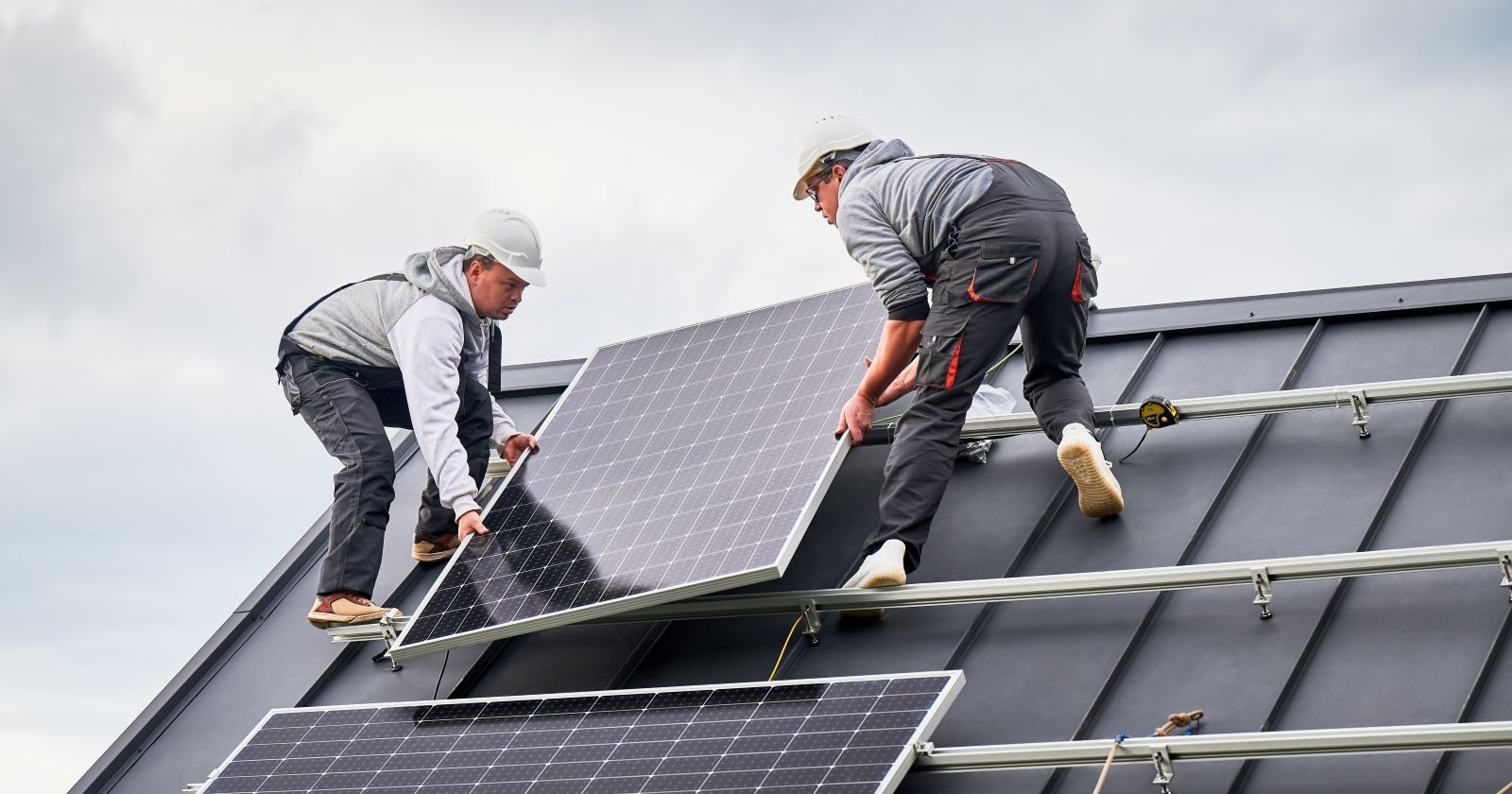 Zwei Männer beim Aufbauen einer Photovoltaikanlage