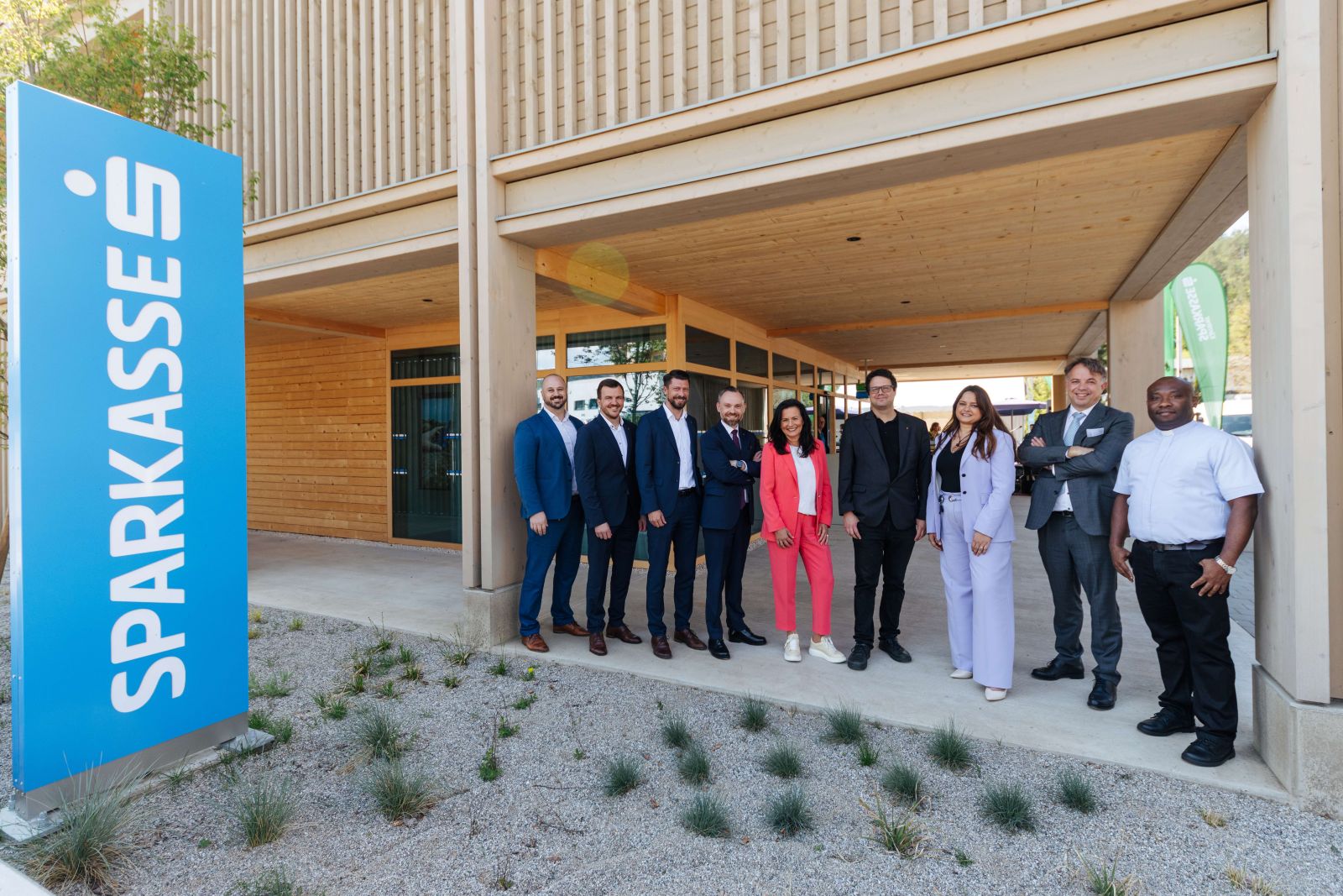 Das Team der Sparkasse vor der neu eröffneten Filiale