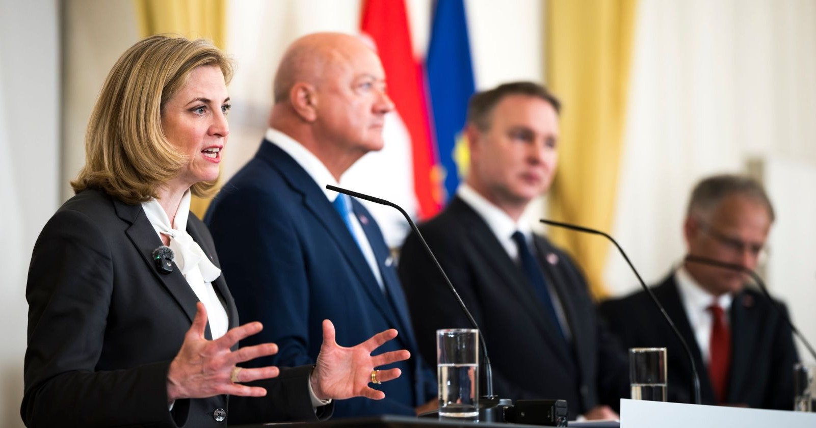 NEOS, SPÖ und ÖVP bei Pressekonferenz zur Spritpreisbremse in Österreich, Streit um Verlängerung und Maßnahmen