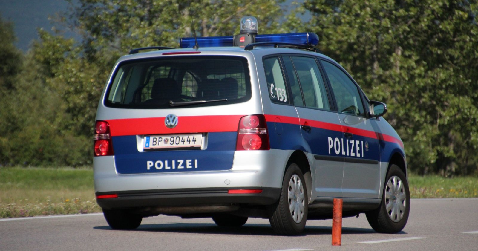 Polizeiauto in der Steiermark im Einsatz nach Mord in St. Peter am Ottersbach mit festgenommenem 17-Jährigen