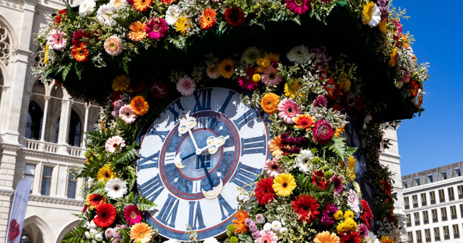 Ein mit Blumen geschmücktes Modell des Grazer Uhrturms, das im Zuge des Steiermark-Frühlings 2026 auf dem Wiener Rathausplatz aufgestellt wurde
