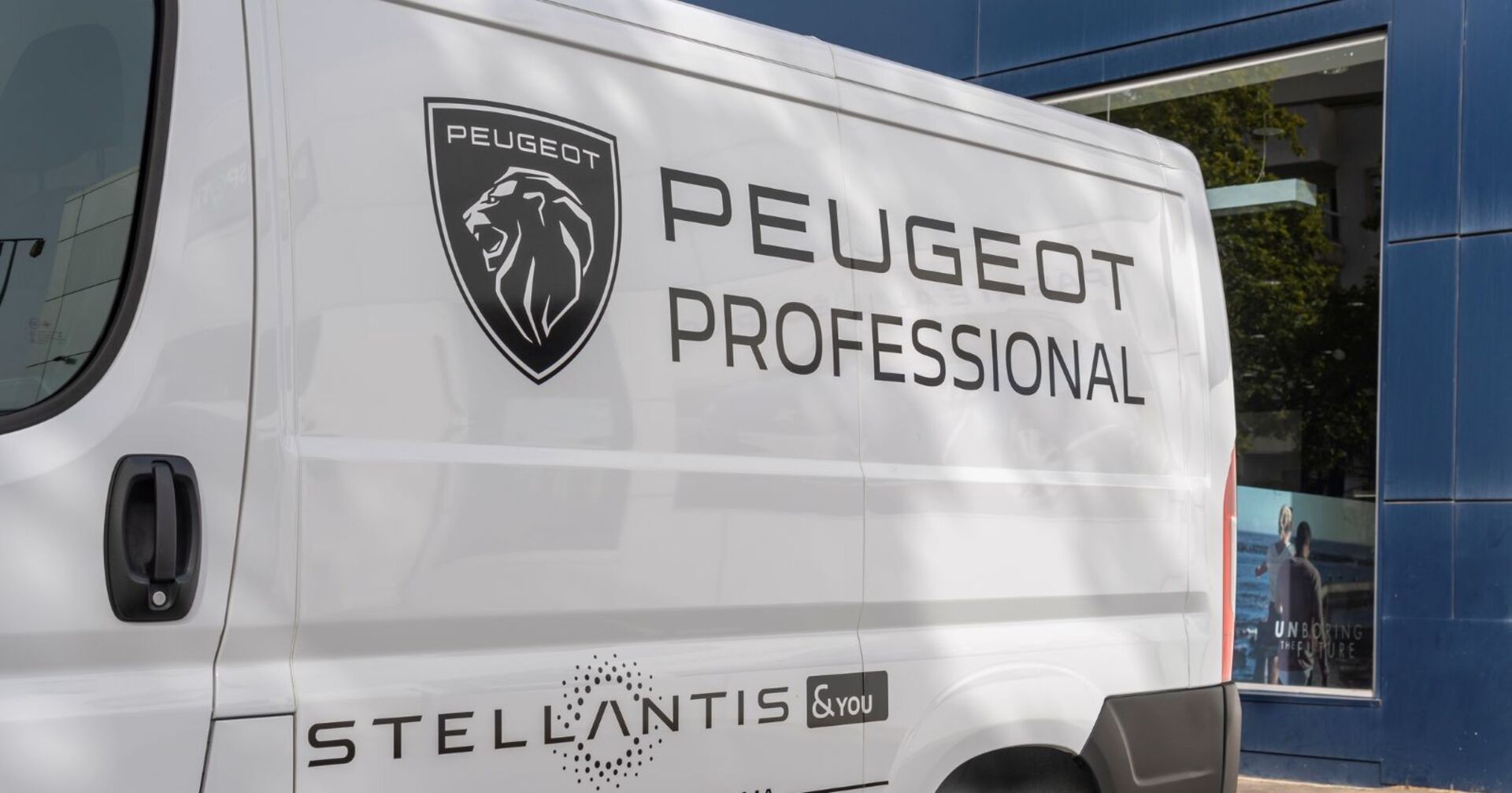 Lieferwagen der Firma Peugeot, welcher von Stellantis produziert wird.