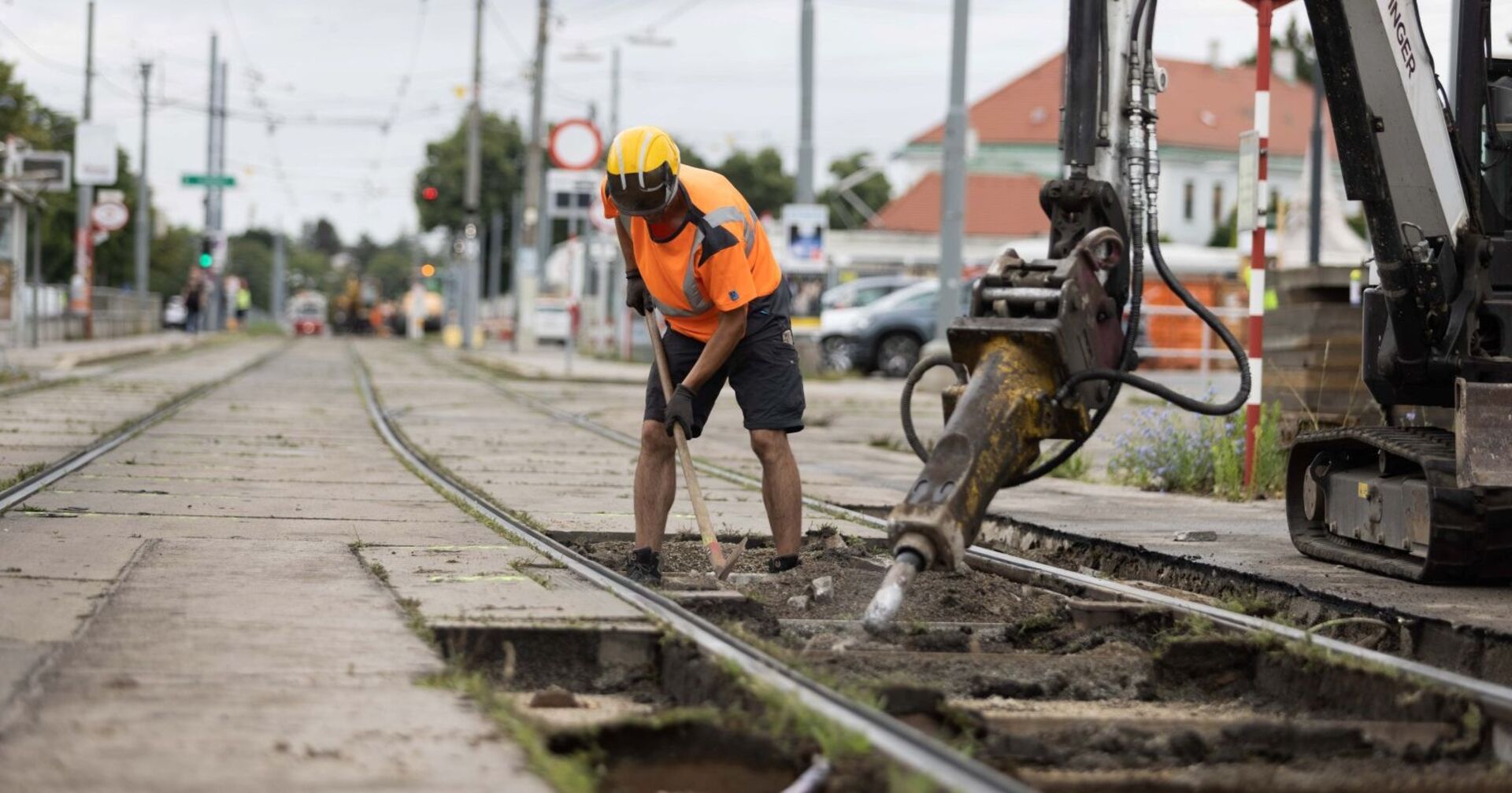 Baustelle der Wiener Linien auf der Wiener Straßenbahnlinie 71 auf der Simmeringer Hauptstraße.