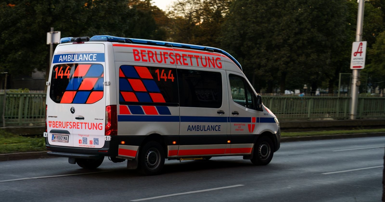 Ein Rettungswagen im Einsatz; Themenbild für den unfall auf der Simmeringer Hauptstraße.