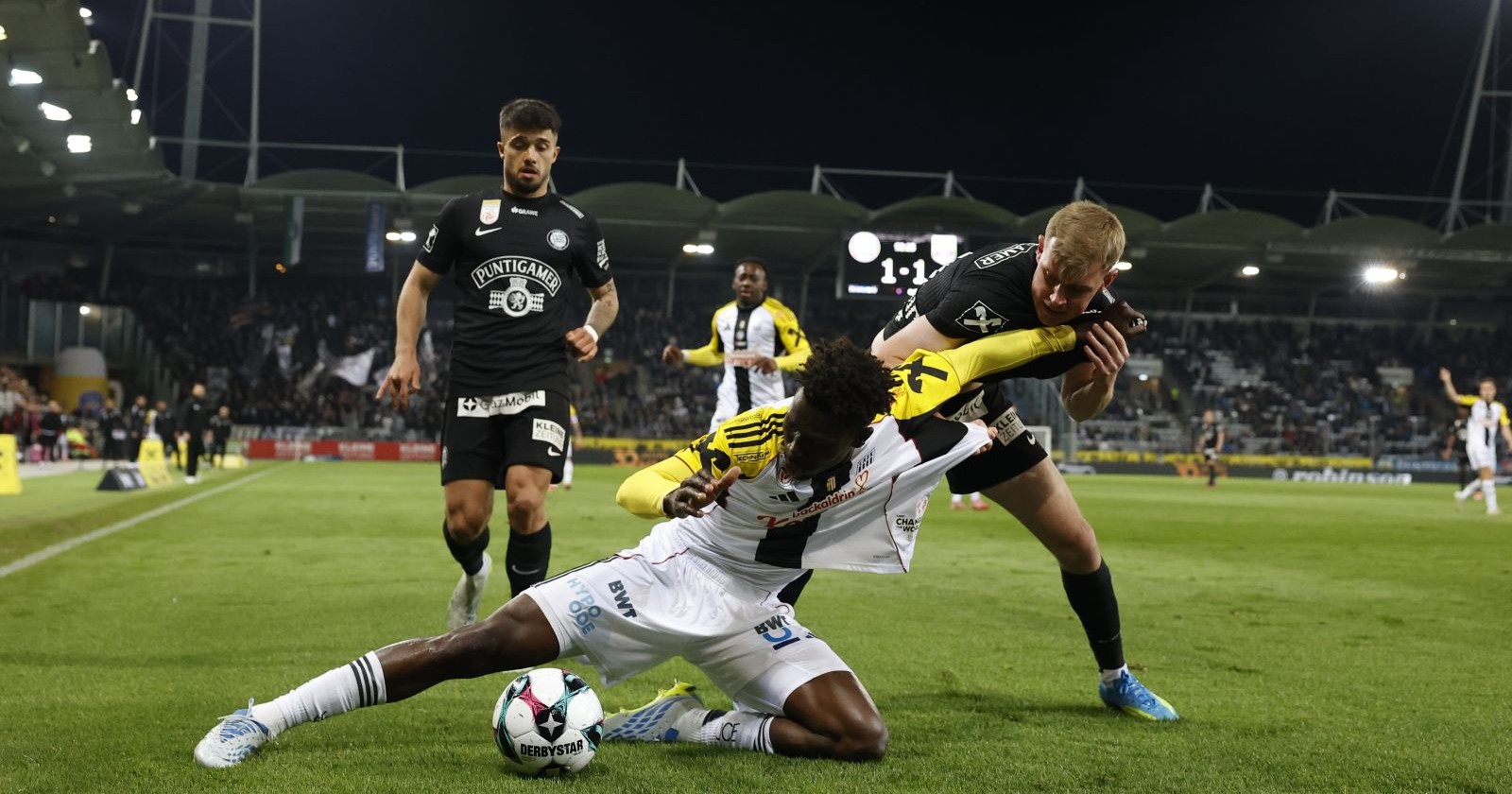 Spieler von Sturm Graz und LASK im intensiven Zweikampf um den Ball beim Bundesliga-Spiel mit 1:1-Endstand