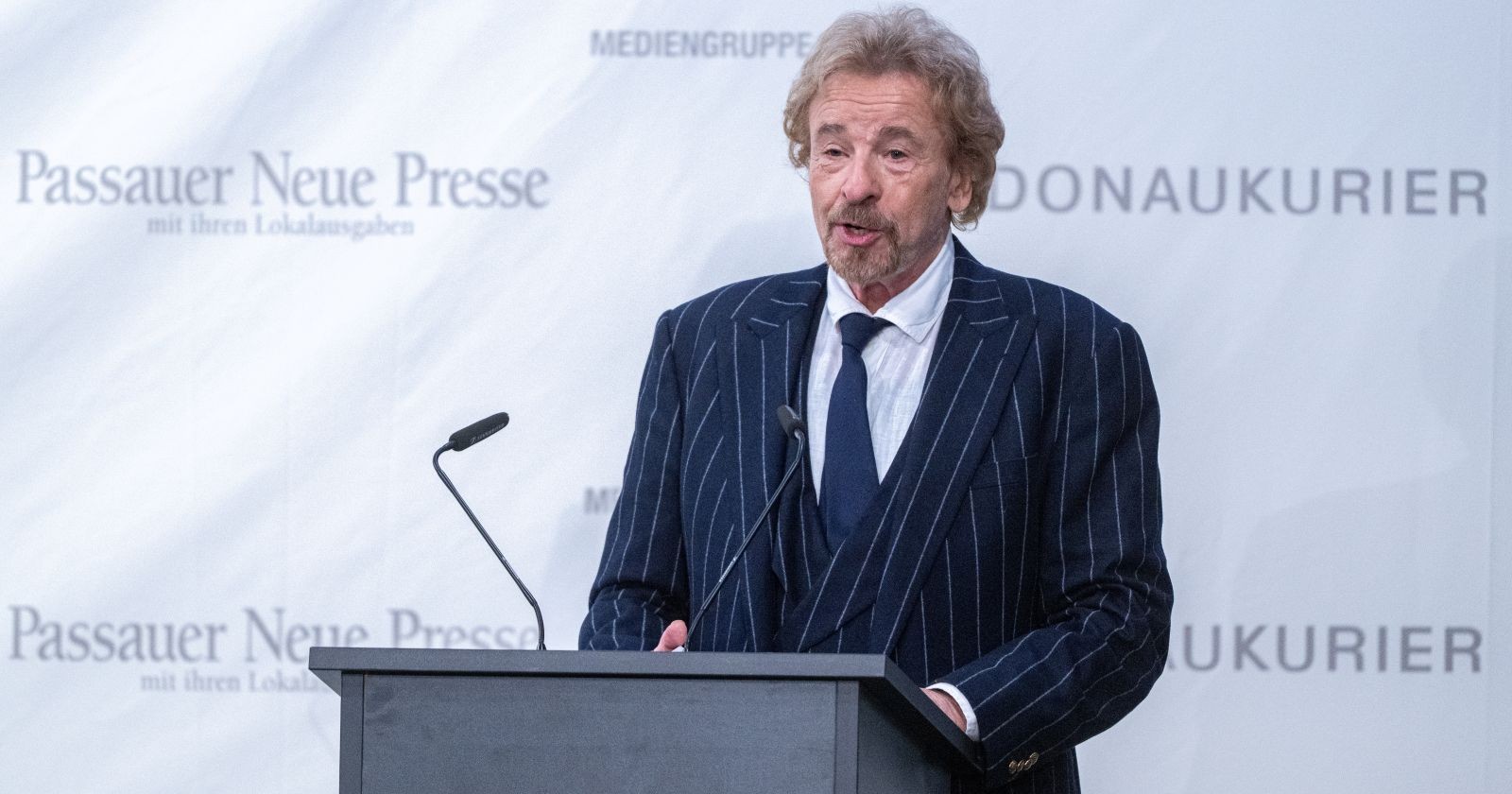 Thomas Gottschalk spricht an einem Rednerpult bei einer Veranstaltung nach seiner Krebsdiagnose