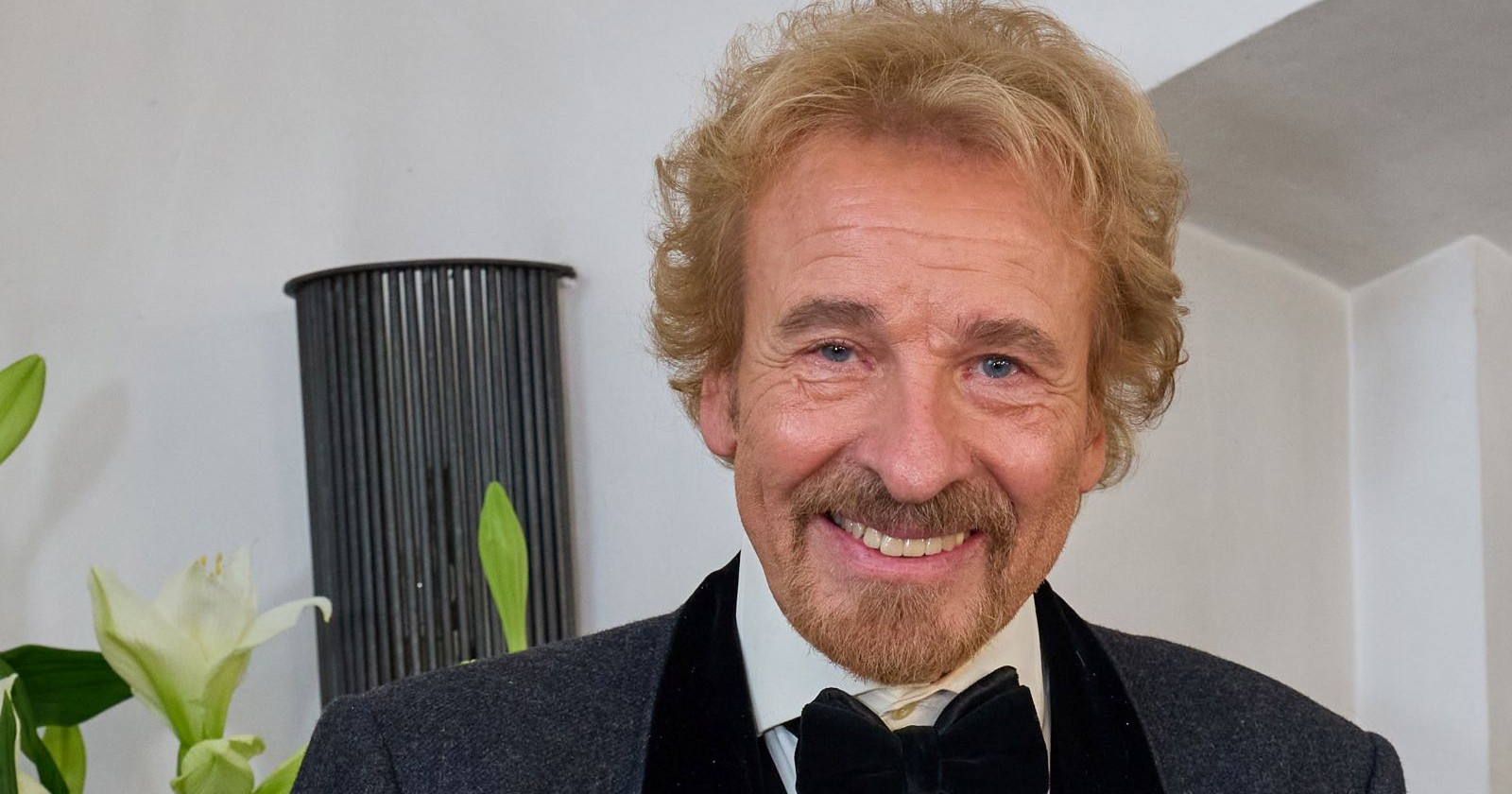 Thomas Gottschalk Porträt lächelnd im Anzug nach Absagen wegen Krankheit und geplanter Kreuzfahrt-Auftritt