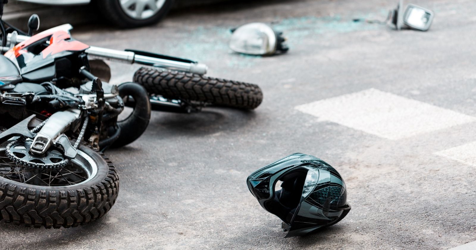 Ein Motorrad liegt nach einem Unfall auf der Straße.