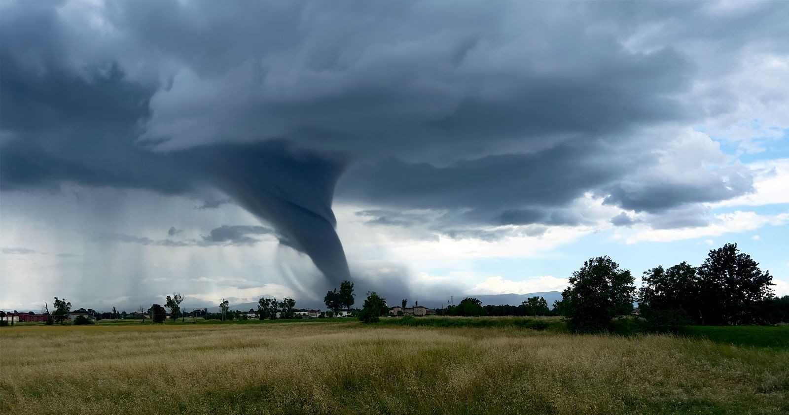 Ein Tornado fegt über ein Farmland.