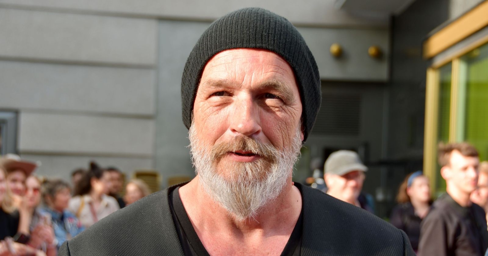 Torsten Sträter mit Mütze und Bart nach öffentlicher Tumor-Diagnose – Komiker sagt Auftritte wegen Erkrankung ab