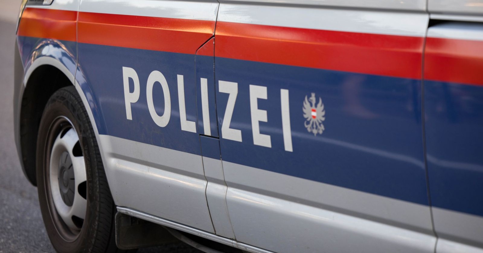 Polizeiauto in Österreich bei Einsatz nach Trafik-Überfall in Wetzelsdorf Graz