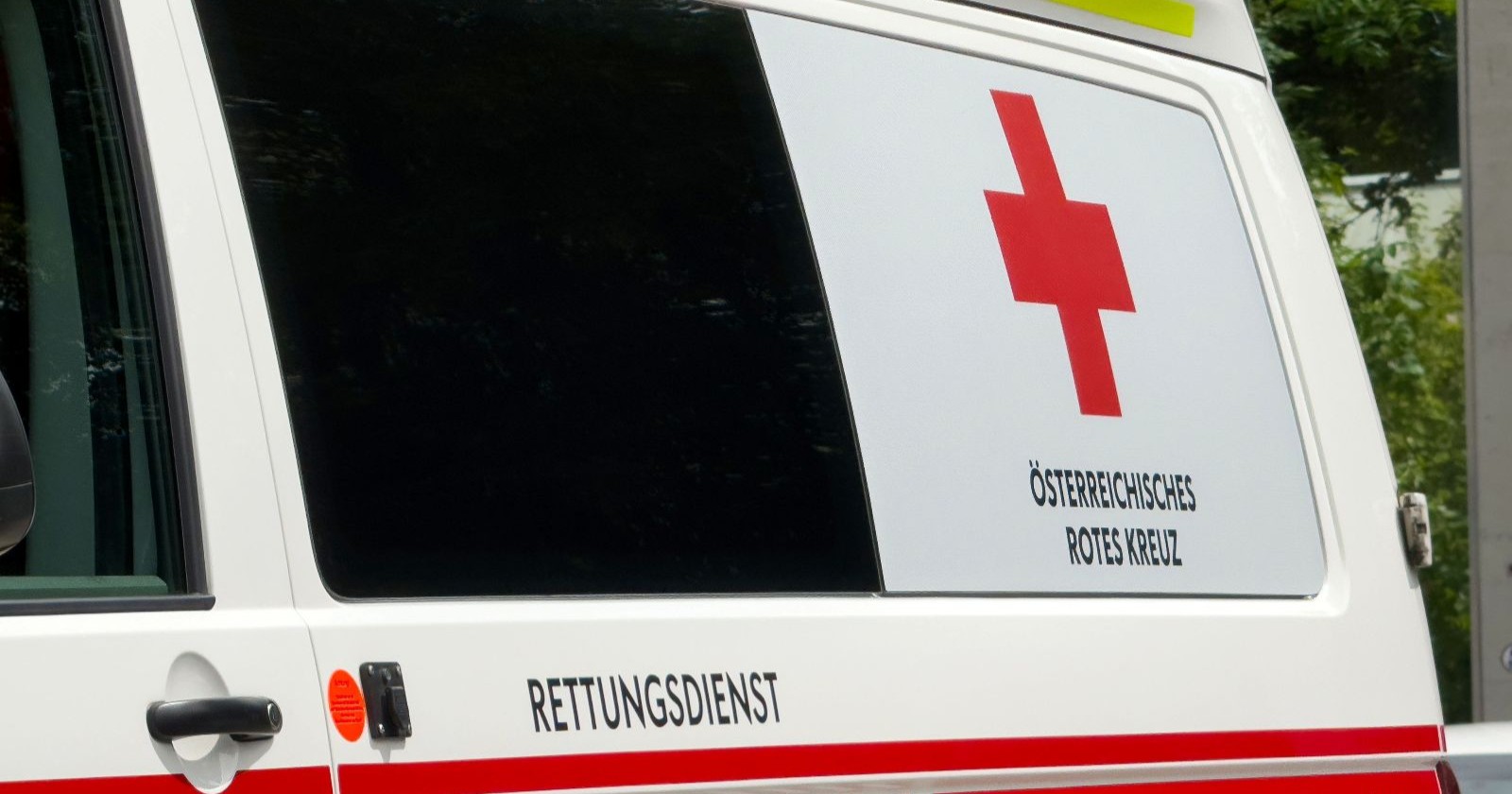 Themenbild eines Rettungswagens für einen Unfall in Maria Schmolln