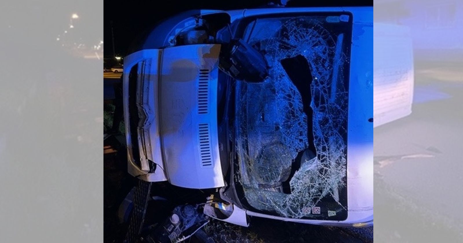 Schwer beschädigtes Unfallauto auf einem Privatgrundstück in der Felberstraße