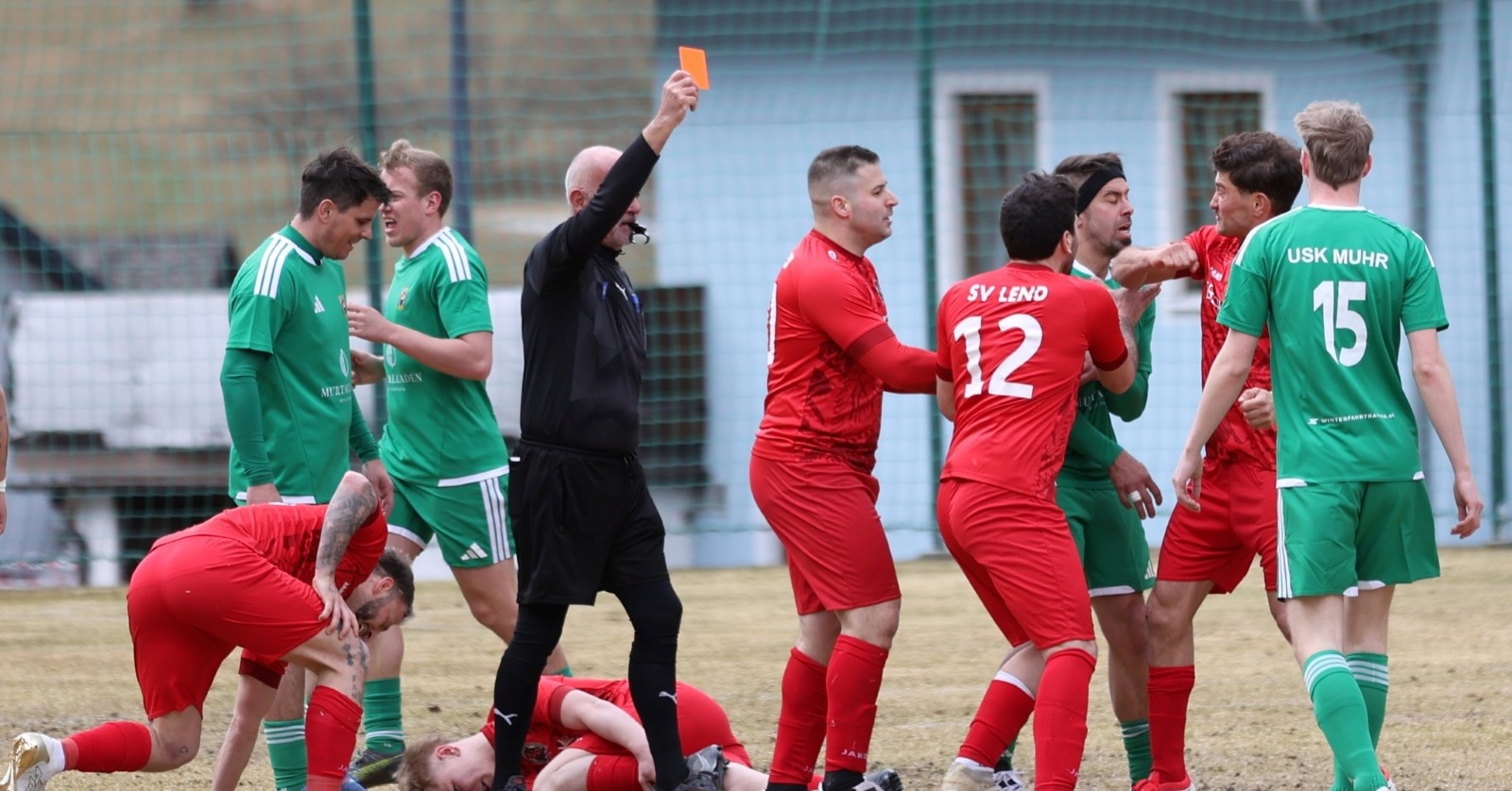 Beim Spiel Muhr gegen Lend kam es zu vier Platzverweisen und Tumulten.