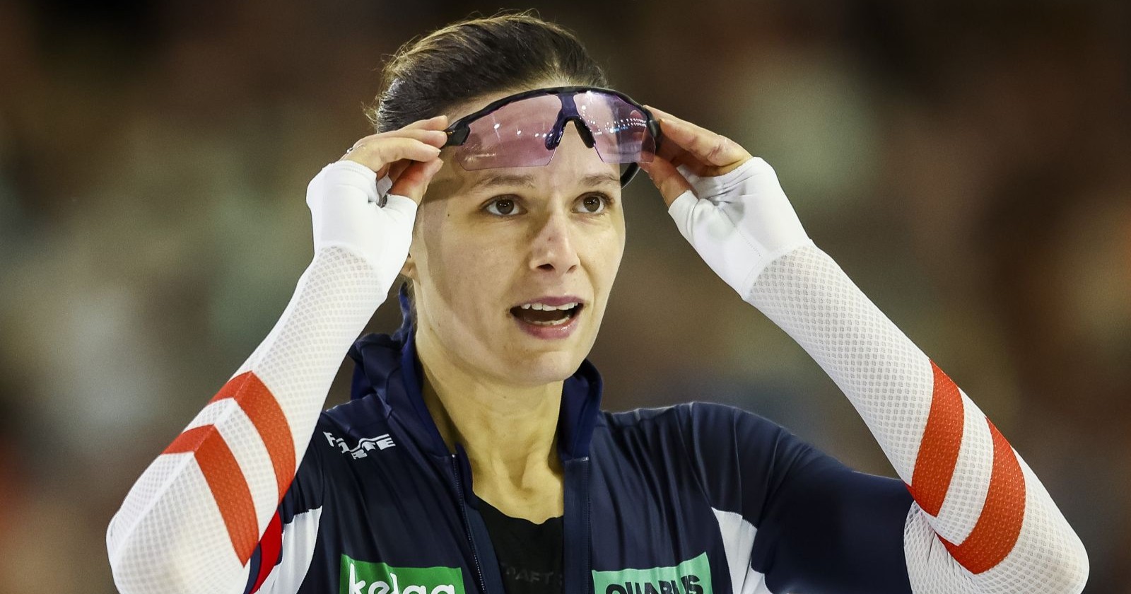 Eine Eisschnellläuferin schiebt ihre Sportbrille nach oben