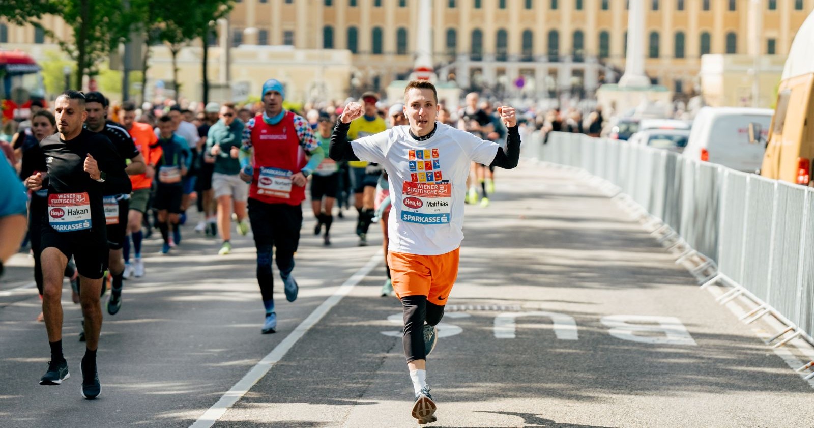 Läufer des Vienna City Marathons vor dem Schloss Schönbrunn