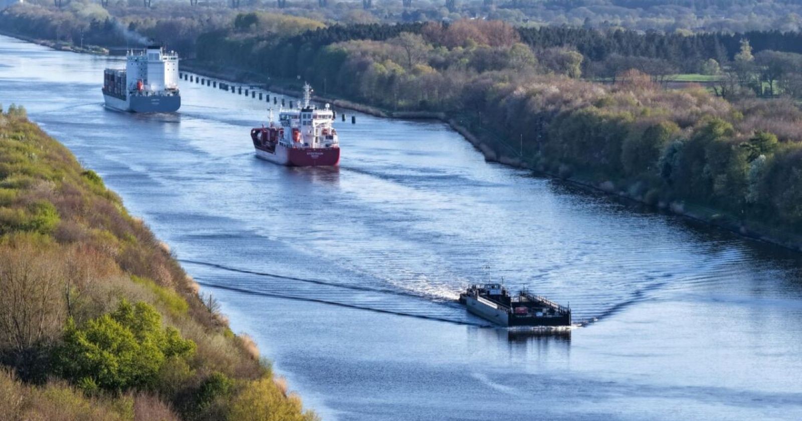 Wal Timmy Rettung: Lastkahn und Frachtschiffe im Nord-Ostsee-Kanal bei Kiel auf dem Weg zur Bergung