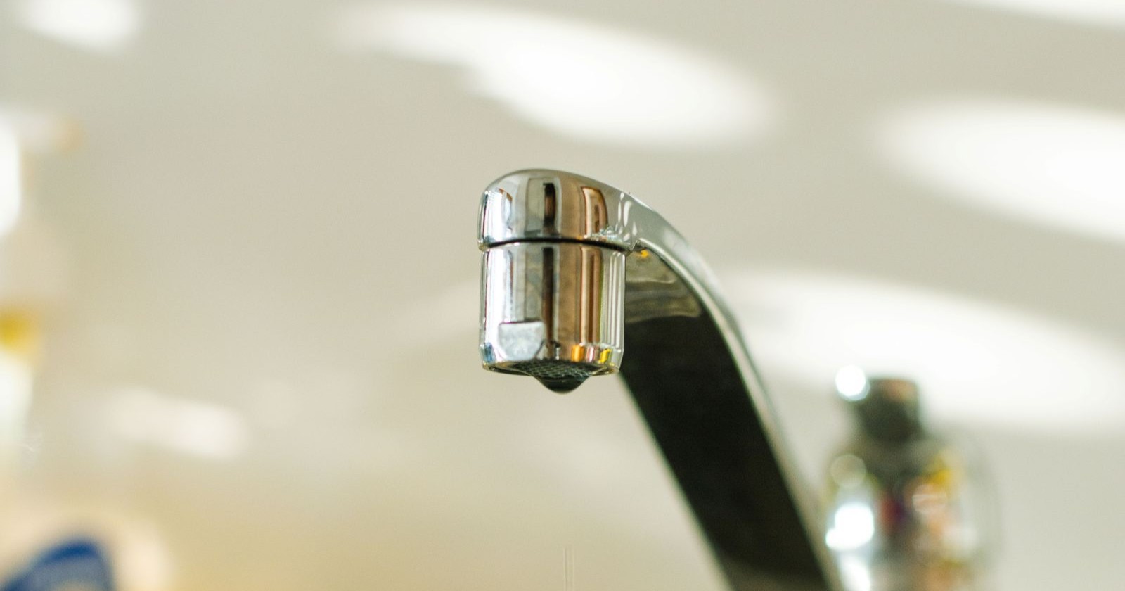 Tropfender Wasserhahn als Themenbild für Wasserknappheit