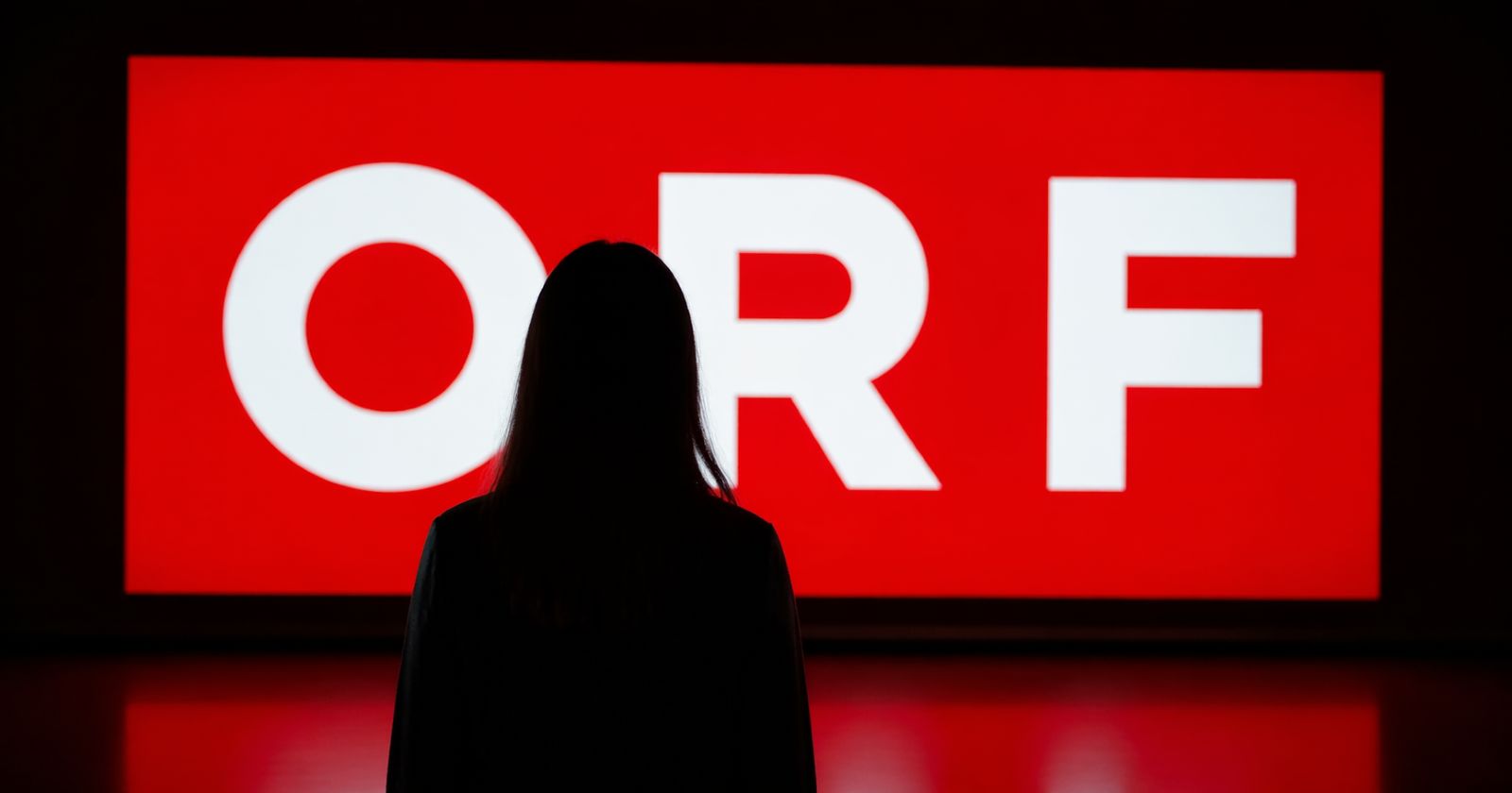 Silhouette einer Frau vor großem ORF-Logo symbolisiert die Aussagen der Betroffenen in der Causa Weißmann Chats