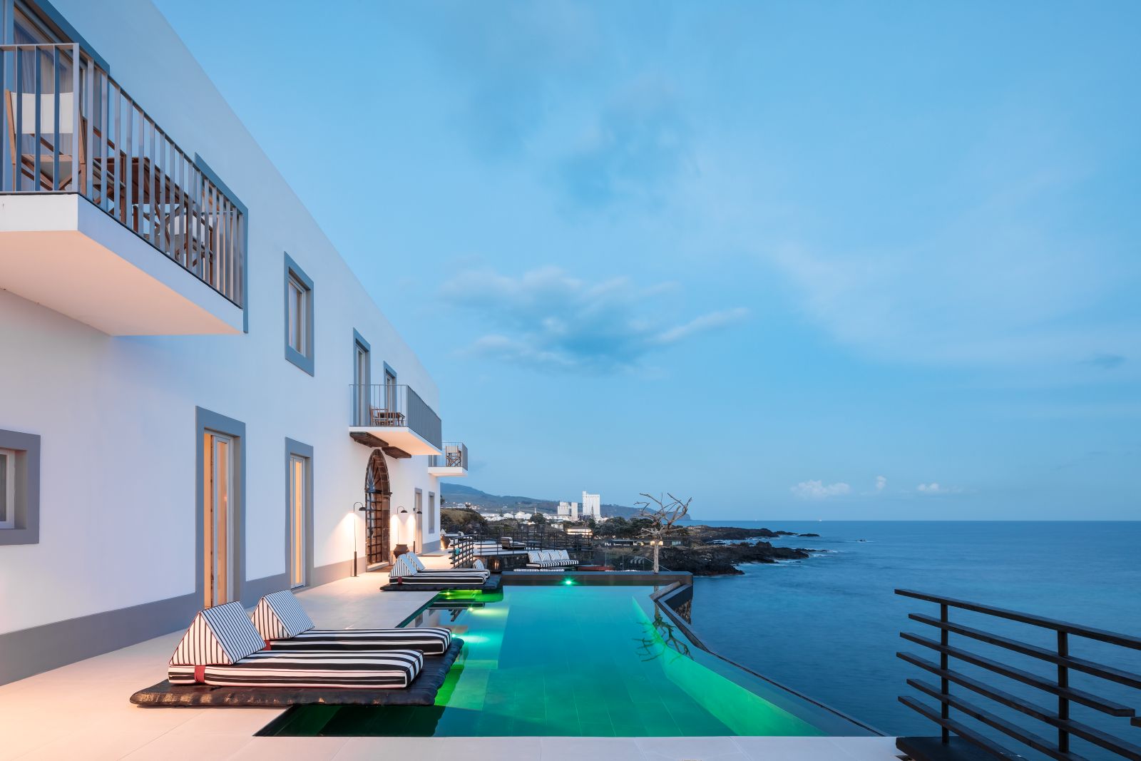Terrasse mit Whirlpool und Sitzgelegenheiten mit Blick auf das Meer
