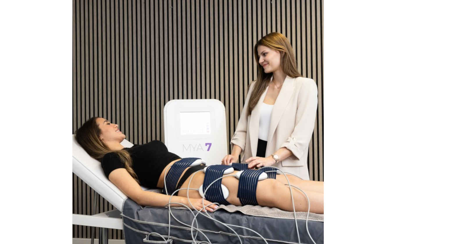 Frauen lächeln sich an