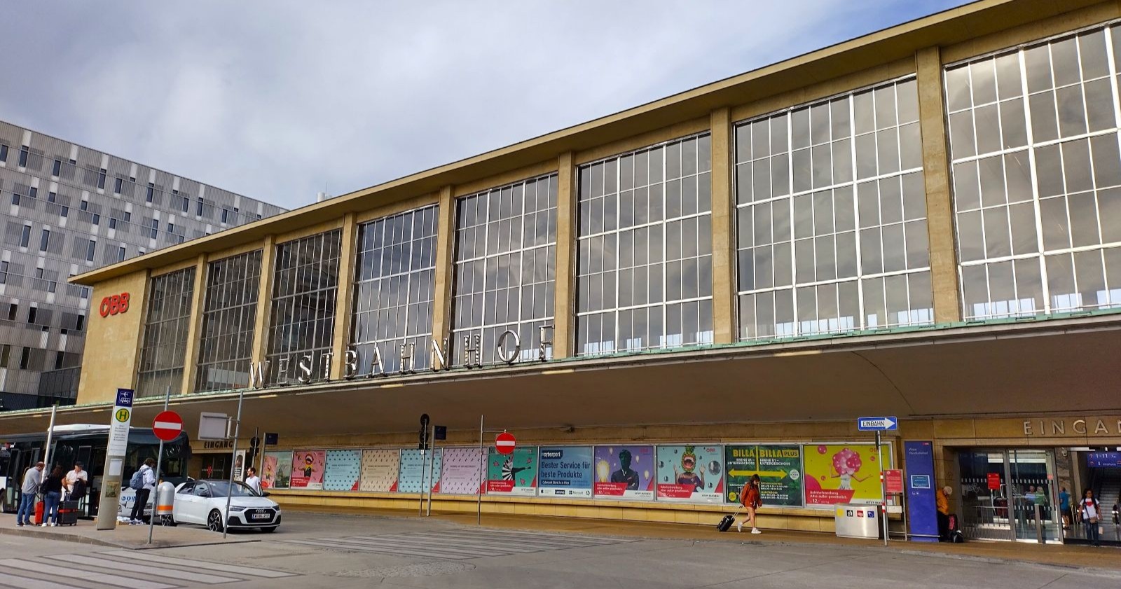 Wien Westbahnhof Eingang Gebäude Außenansicht Alkoholverbot Wien Sicherheitsmaßnahmen Bahnhof