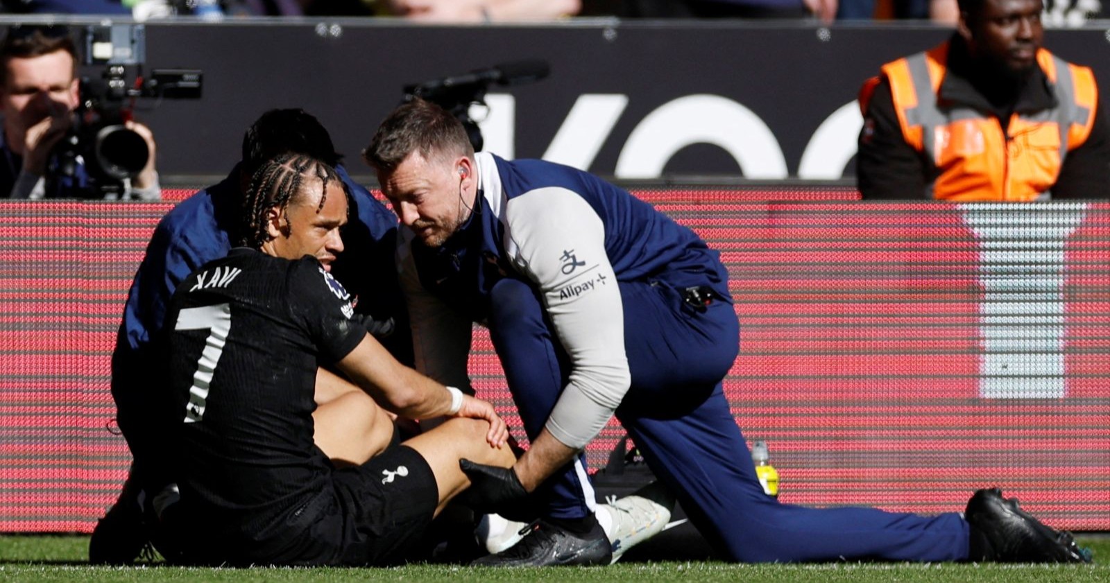 Xavi Simons liegt nach seiner Verletzung schmerzverzerrt auf dem Boden