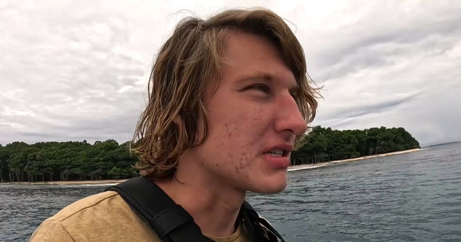 Mann in Schlauchboot nahe der North Sentinel Island im Indischen Ozean während verbotener Annäherung an isolierten Stamm