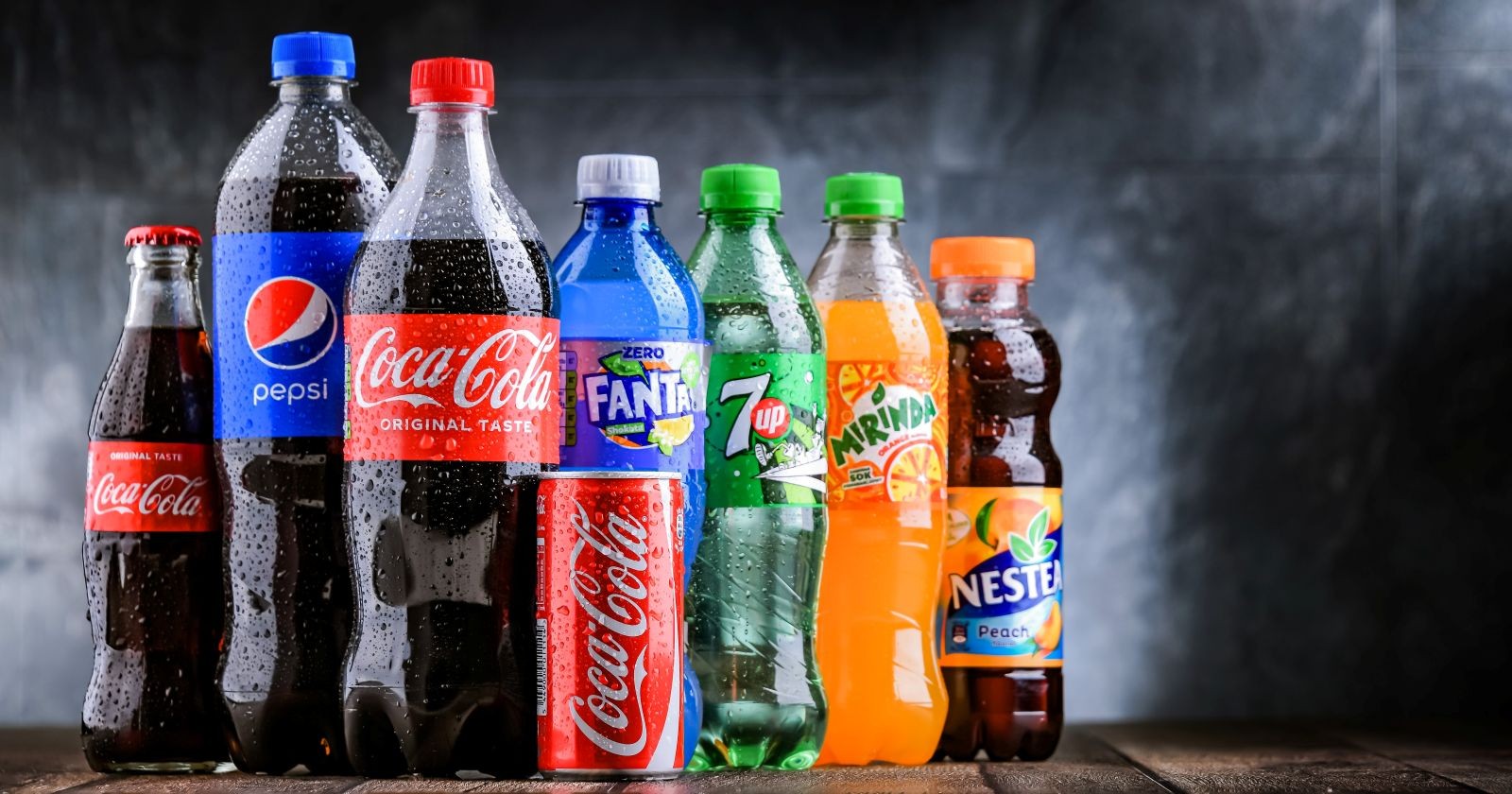 Verschiedene Softdrinks wie Cola, Pepsi, Fanta und Eistee in Flaschen und Dosen – Symbolbild für Zuckersteuer und Zuckergehalt in Getränken