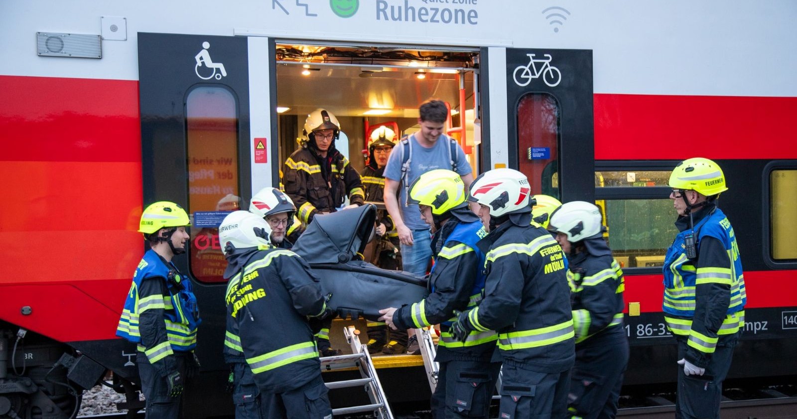 Einsatzkräfte der Feuerwehr evakuieren einen Cityjet in Mödling nach einer Notbremsung